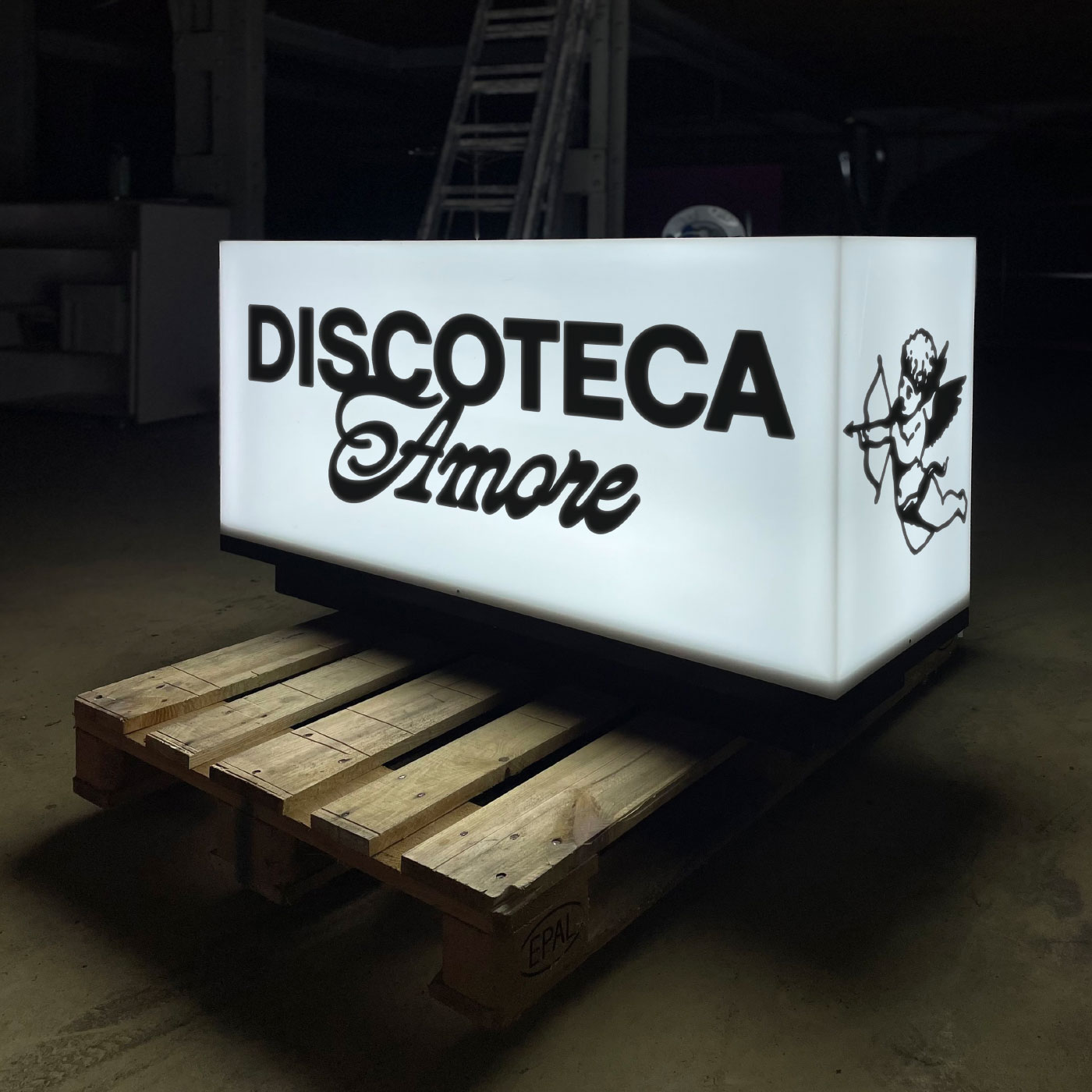 discoteca-amore_glowing-sign_1400x1400@2x